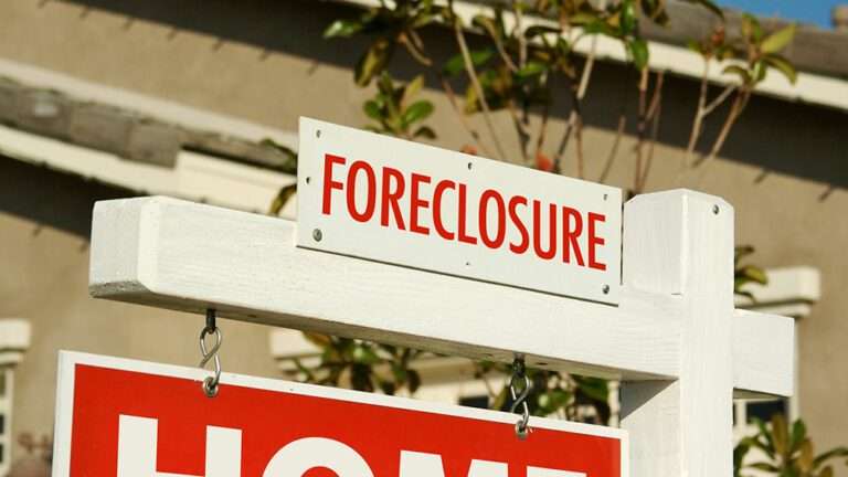 Foreclosure to Dream Home: The Fixer-Upper Financial Guide Guide for transforming a fixer-upper into a dream home